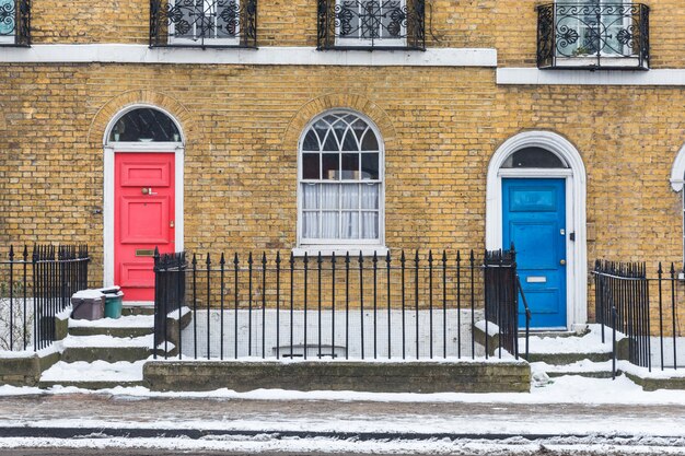 Nieve en Londres, vista de acera y casas.