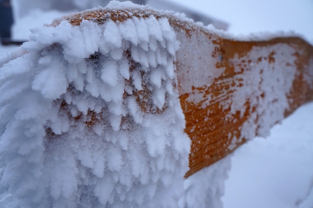 Nieve macro en la madera