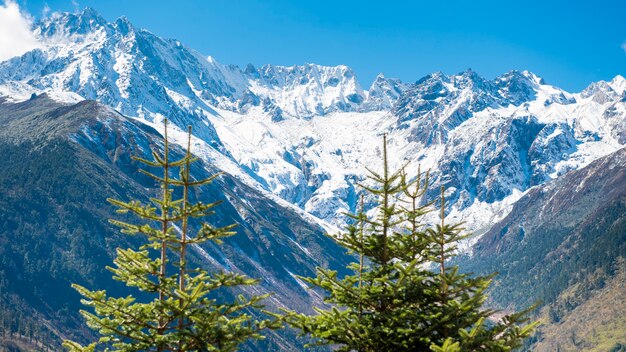 Nieve montaña azul cielo