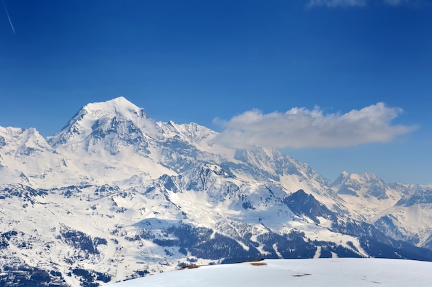 Nieve en montaña bajo cielo azul