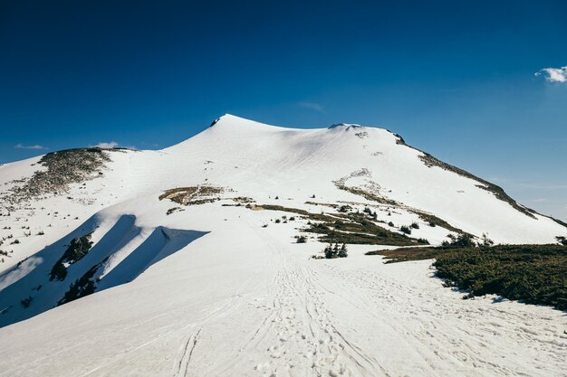 Nieve en las montañas, deshielo en primavera e invierno. foto de alta calidad