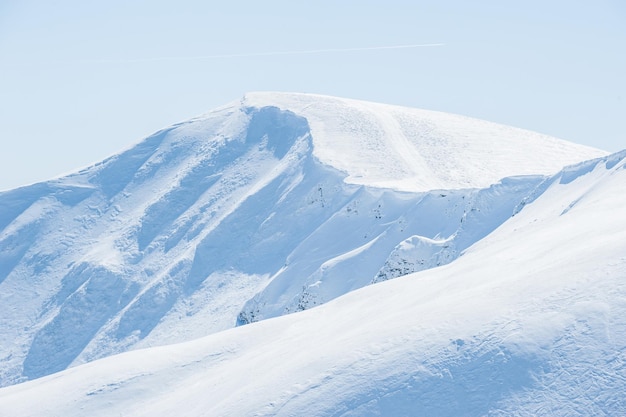 Nieve en el paisaje de las montañas