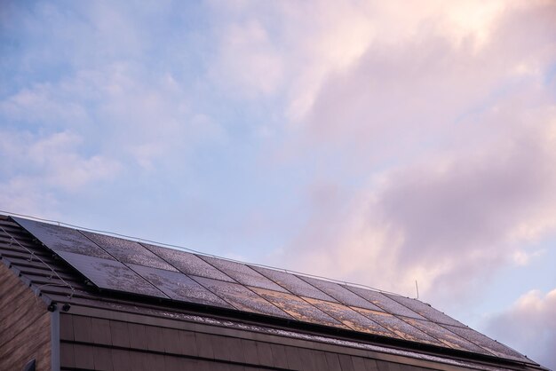 Foto nieve en paneles fotovoltaicos reducción de la producción de electricidad en invierno