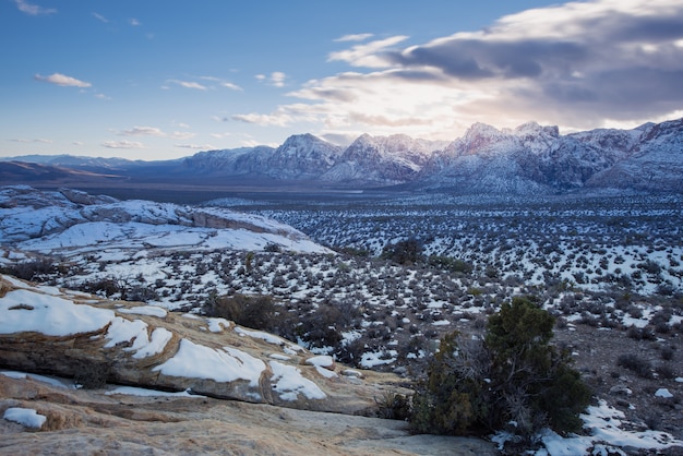 Nieve en el parque nacional de Red Rock Canyon y puesta de sol