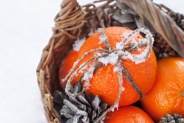 Nieve pegajosa en un arco de cordón, naranjas de Navidad