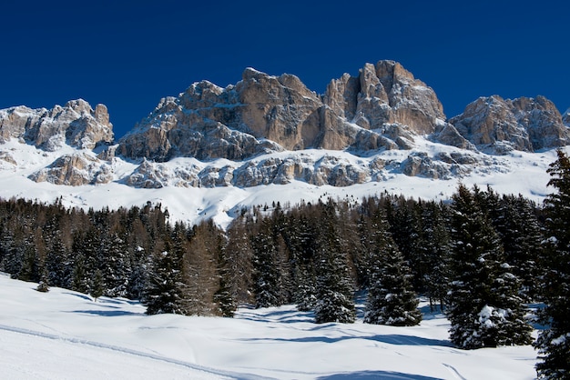 Nieve, picos y nubes