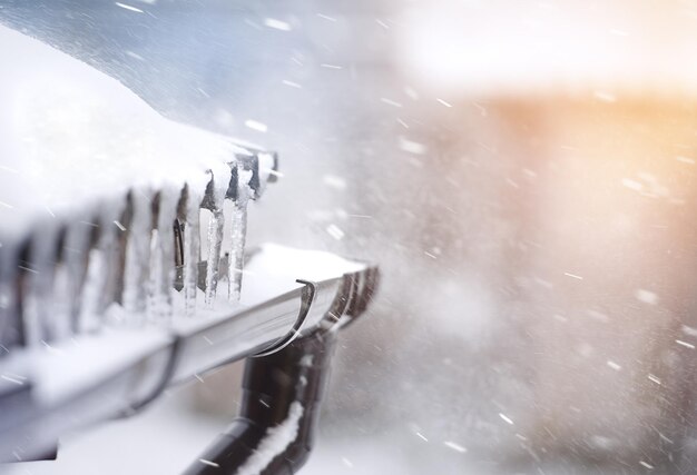 Nieve en el primer plano del techo La ventisca desde el techo