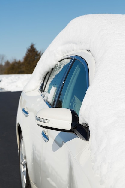 Nieve profunda encima de un auto blanco en marcha