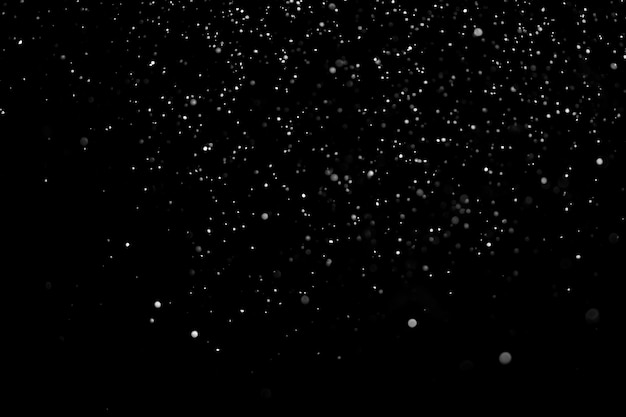 Nieve que cae aislada sobre fondo negro