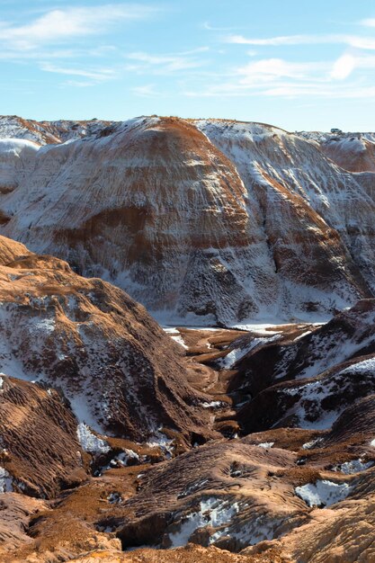 Nieve en el sendero Blue mesa en el Parque Nacional del Bosque Petrificado del Desierto Pintado