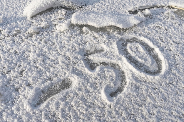 Nieve sobre la superficie escarchada de hielo