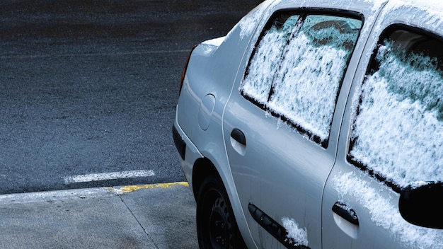 Nieve en la ventana del coche