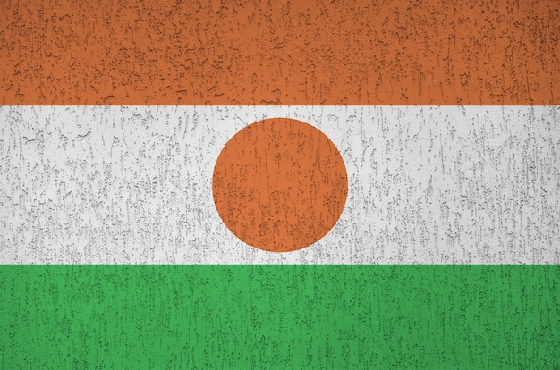 Niger Flagge in hellen Farben auf alten Reliefputzwand dargestellt.