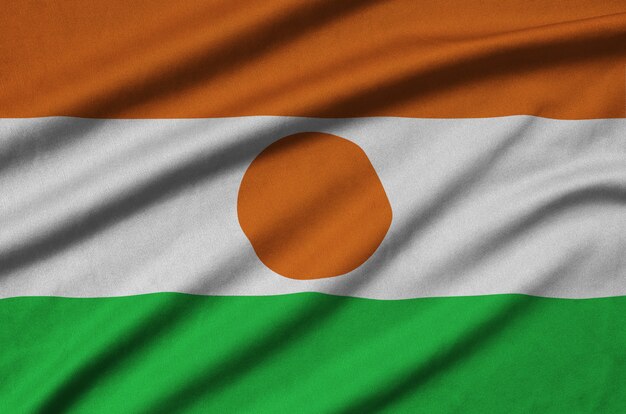 Niger Flagge mit vielen Falten.