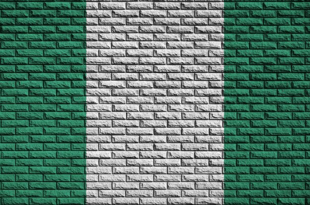 Nigeria-Flagge wird auf eine alte Backsteinmauer gemalt