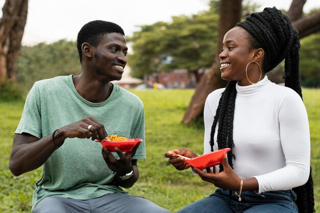 Nigerianer beim Mittagessen außerhalb mittlerer Aufnahme