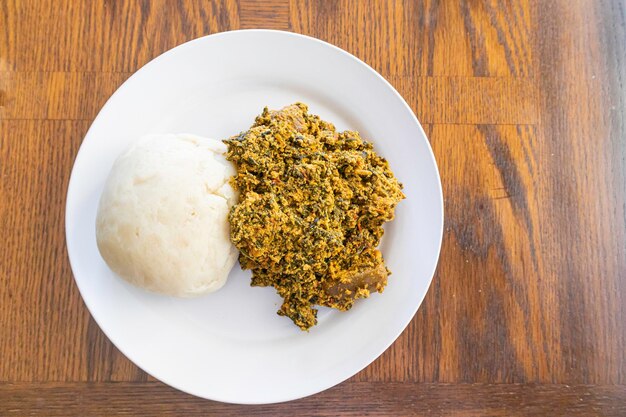 Nigerianische Egusi-Suppe, serviert mit gestampfter Yamswurzel