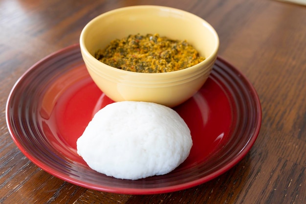 Nigerianische Egusi-Suppe, serviert mit Tuwo Shinkafa