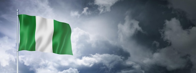 Nigerianische Flagge an einem bewölkten Himmel