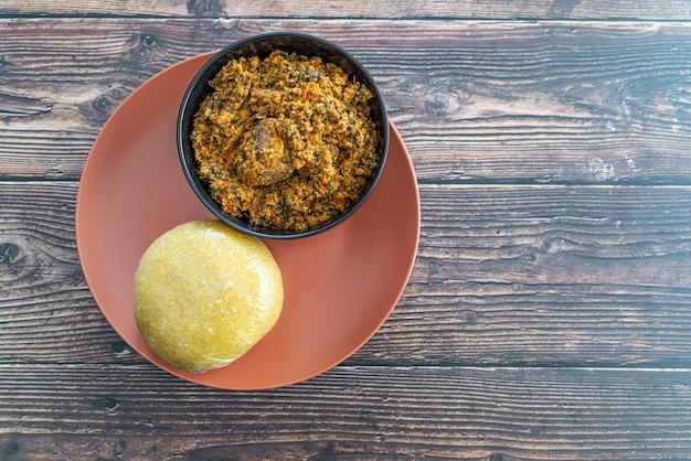 Nigerianisches Eba oder Garrie serviert mit Egusi-Suppe zum Mittagessen