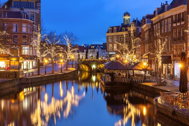 Night leiden canal oude rijn na iluminação de natal sul da holanda holanda