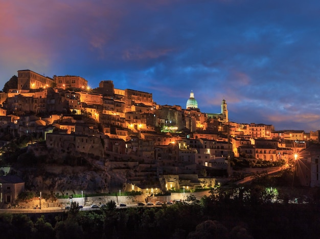 Night Ragusa vista da cidade Sicília Itália