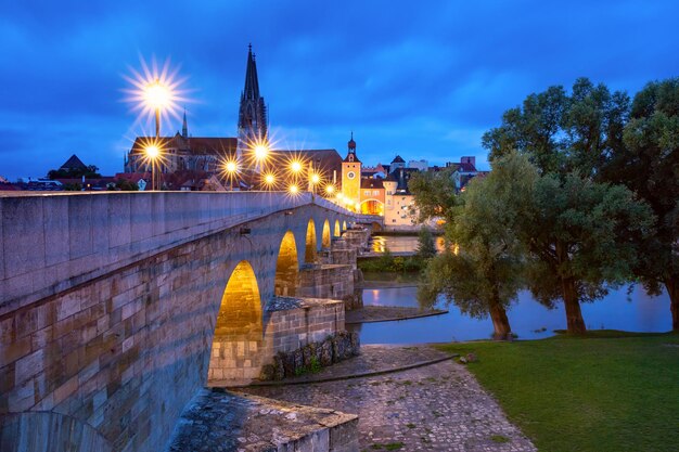 Night Stone Bridge, Catedral e Cidade Velha de Regensburg, leste da Baviera, Alemanha