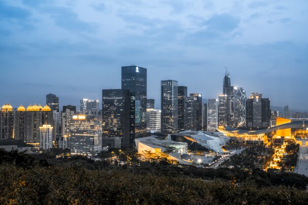 Nightscape da cidade de Shenzhen e arquitetura