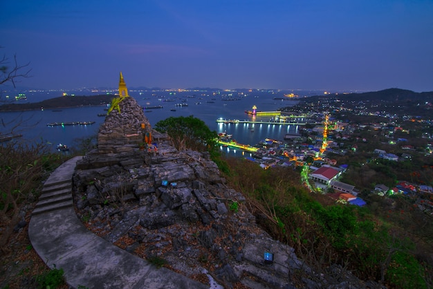 Nightscape do pagode buddha Pegada do budismo no monte grande na província de Ko Si Chang Island Chonburi, destino popular do turista em Tailândia.