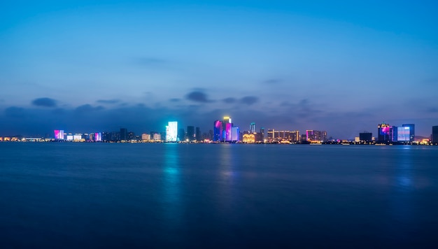 Nightscape Skyline de arquitetura urbana ao longo da linha costeira de Qingdao