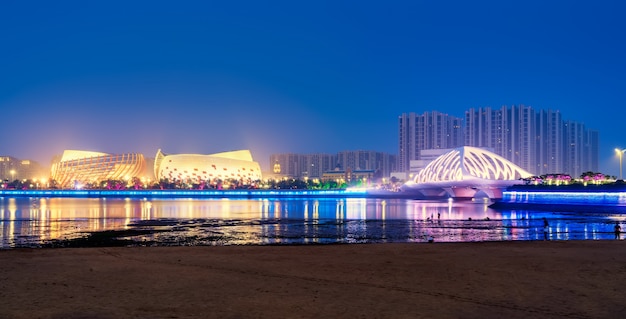 Nightscape-Skyline der städtischen Architektur entlang der Qingdao-Küstenlinie