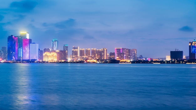 Nightscape-Skyline der städtischen Architektur entlang der Qingdao-Küstenlinie