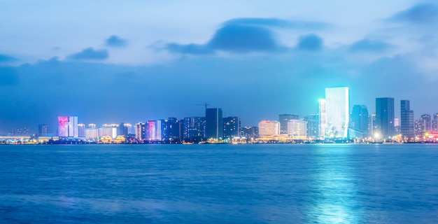 Nightscape Skyline of Urban Architecture a lo largo de la línea costera de Qingdao