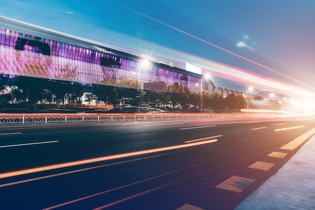 Nightscape und verschwommene lichter von städtischen gebäuden und straßen