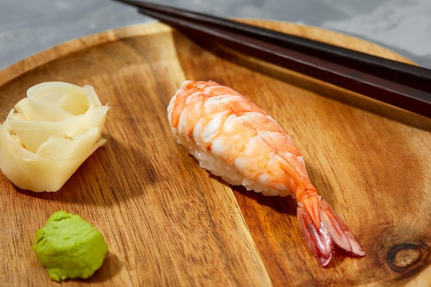 Nigiri de camarón rojo crudo fotografiado desde arriba en tablero de madera Cocina japonesa