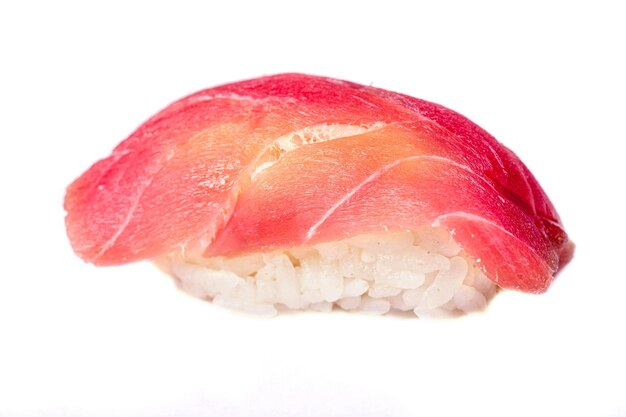 Nigiri com atum em fundo branco