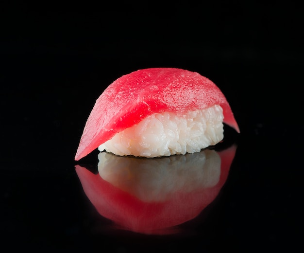 Nigiri de sushi com atum no preto.