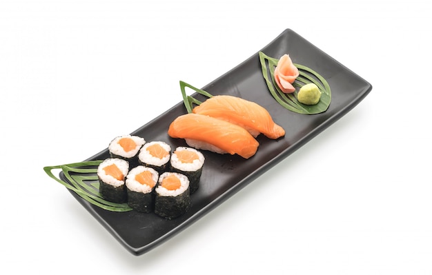 Nigiri de salmón y sushi maki - estilo de comida japonesa