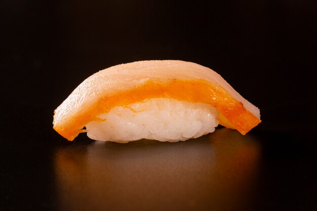 Foto nigiri shiromi sushi com peixe salmão em fundo preto