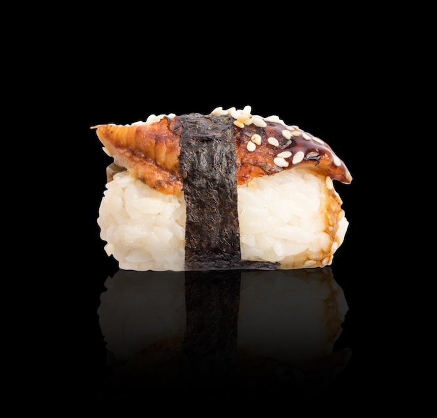 Nigiri Sushi com Enguia Defumada e Alga Nori Isolado