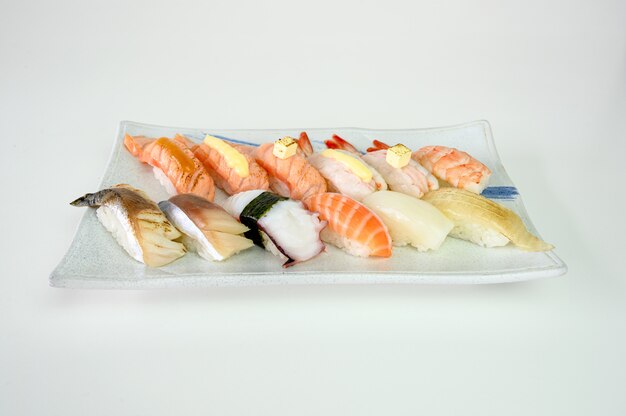 Nigiri de sushi japonés de salmón, camarones, saba, tako, calamar, engawa en plato de cerámica