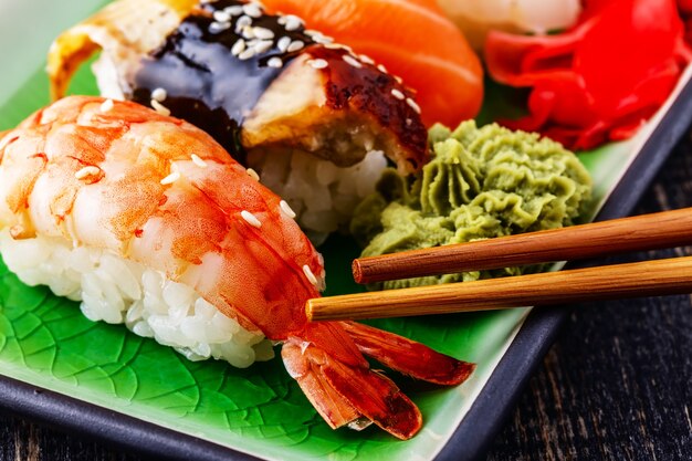 Nigiri-Sushi mit Garnelen, Aal, Lachs, Butterfisch auf Reis