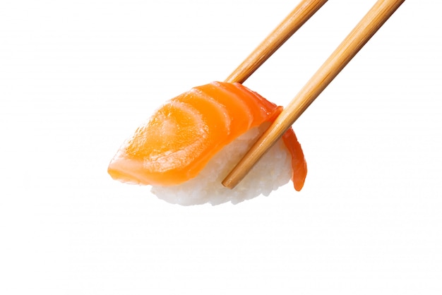 Nigiri de sushi de salmón en palillos