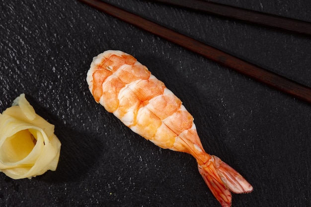 Niguiri de camarão vermelho cru fotografado de cima na placa de madeira culinária japonesa