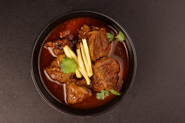 Nihari o Beef Shank Stew es un estofado indio de carne de res con grandes pedazos de carne en una salsa salsa