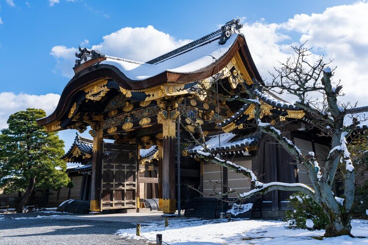 Nijo Castle Karamon Gate con nieve en el techo en invierno Kioto Japón