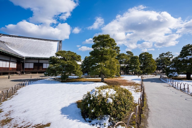 Nijo Castle Ninomaru Palace Garden com neve no inverno Kyoto Japão