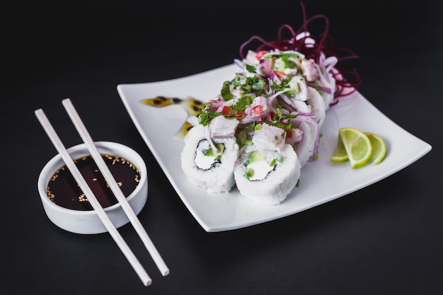 Nikkei ceviche roll em uma mesa escura