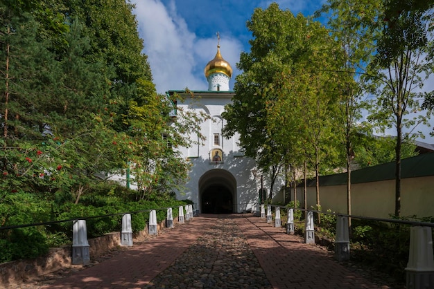 Nikolskaya Gate Igreja da Santa Dormição PskovPechersk Mosteiro Pechory Pskov região Rússia