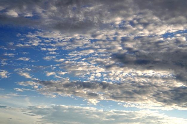 Nimbus nubes en los fondos de cielo azul